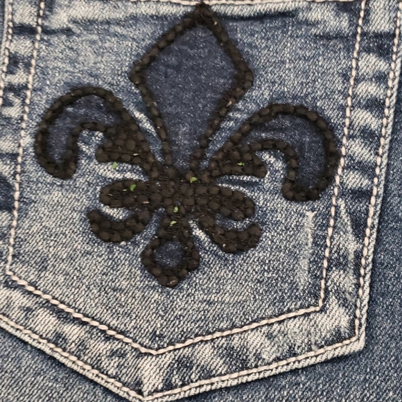 Red Rivet - Picture 2 of 12